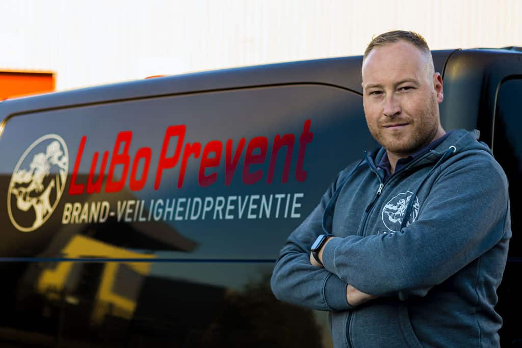 Guust Peters naast Bus van Lubo Brandbeveiliging